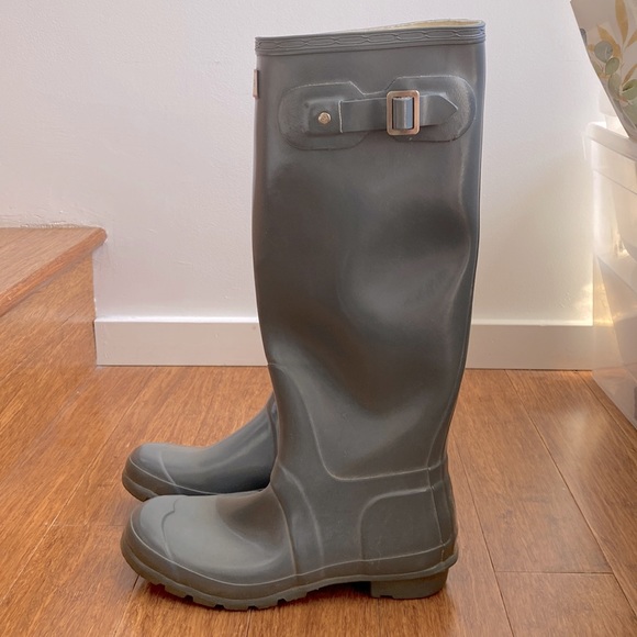 Hunter Tall Grey Glossy Rainboots (8 US / 39 EU) - Picture 2 of 7